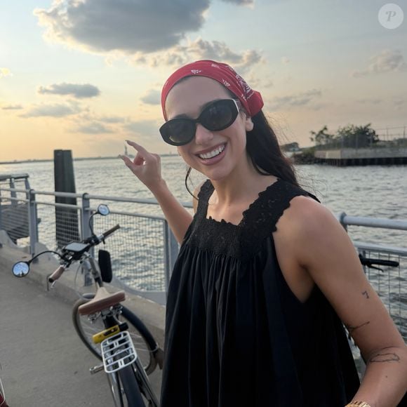 Dua Lipa também aderiu à tendência da bandana na cabeça, combinando o acessório com óculos de sol oversized para reforçar a estética 'Dolce nonna' e criar um visual inspirado nas mulheres italianas