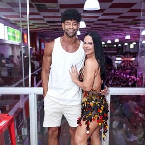 Viviane Araújo exibiu o look escolhido para a noite de samba do Salgueiro. O figurino da atriz combinou tule transparente, bordados coloridos, pedrarias e uma saia assimétrica com franjas e paetês