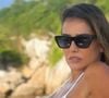 Deborah Secco posa de biquíni cortininha branco e exibe resultado de procedimentos estéticos na barriga: 'Que corpo'