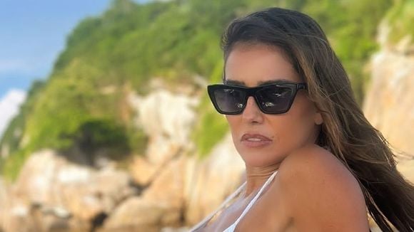 Deborah Secco, de biquíni cortininha branco, exibe resultado de procedimento na barriga e virilha sarada rouba a cena em fotos: 'Que corpo'