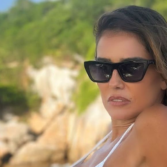 Deborah Secco posa de biquíni cortininha branco e exibe resultado de procedimentos estéticos na barriga: 'Que corpo'