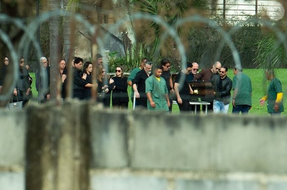Geralda Helena acompanhou a despedida do marido, morto em acidente aéreo; imagens mostram a viúva sendo amparada durante o cortejo