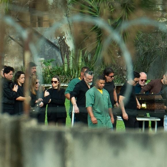 Geralda Helena acompanhou a despedida do marido, morto em acidente aéreo; imagens mostram a viúva sendo amparada durante o cortejo