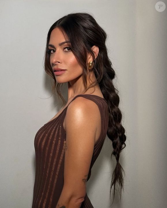 As tranças volumosas unem impacto visual, sofisticação e simbolismo. O penteado transmite força e elegância, além de ter presença marcante, ideal para uma noite que pede destaque e personalidade