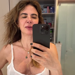 Luciana Gimenez apareceu com uma camisa sexy e rendada na web