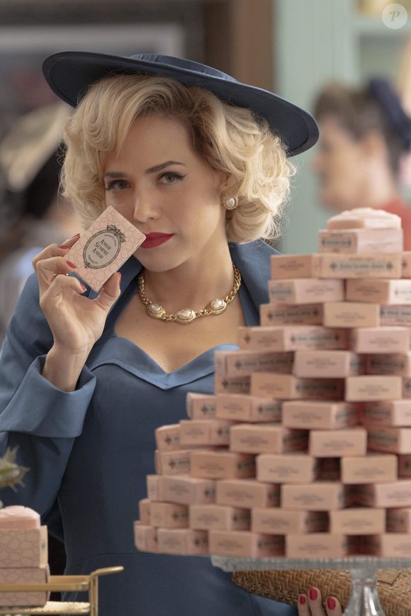 Novela 'Garota do Momento': Zélia usa chapéu estilo Cloche na tonalidade azul, combinando ao seu look da mesma cor, deixando o visual marcante.