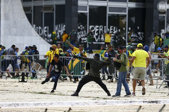 De acordo com informações da Primeira Turma do Supremo Tribunal Federal (STF), Nelson Ribeiro Fonseca Junior, acusado de furtar uma bola de futebol assinada pelo camisa 10 do Santos - o jogador Neymar -, foi condenado a 17 anos de prisão, nesta segunda-feira (30).