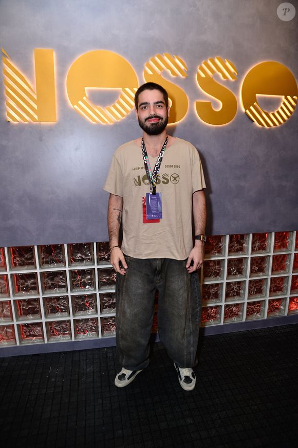 Filho de Faustão, João Guilherme Silva foi de abadá e calça jeans wide leg preta