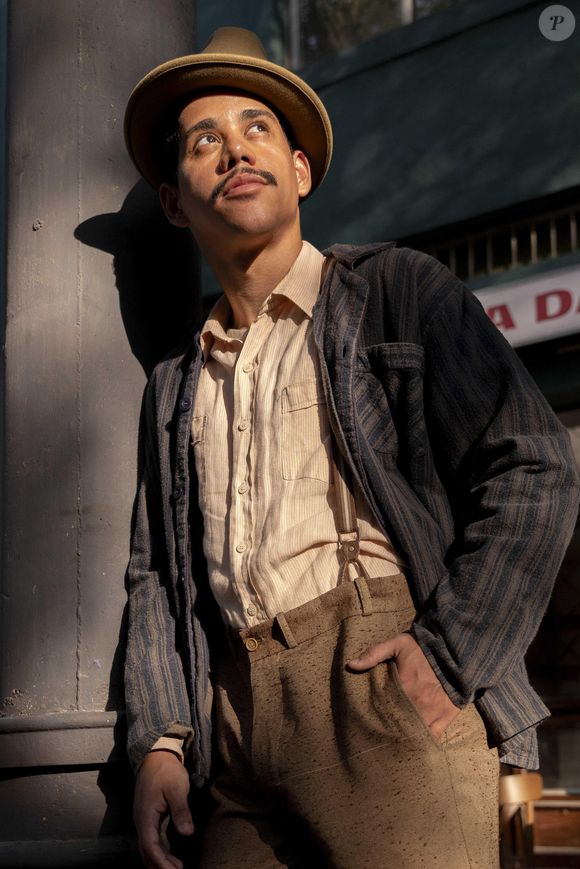 Novela 'Garota do Momento': Basílio comenta com Beatriz a respeito de um dossiê que achou contra Juliano.