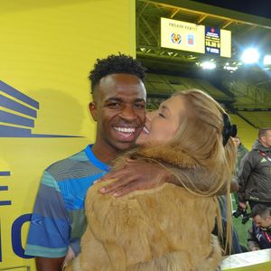 Virgínia ainda publicou uma foto ao lado de Vini Jr. e recebeu um comentário animado do jogador, dizendo que ela é 'pé quente'