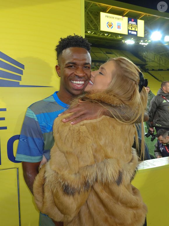 Virgínia ainda publicou uma foto ao lado de Vini Jr. e recebeu um comentário animado do jogador, dizendo que ela é 'pé quente'