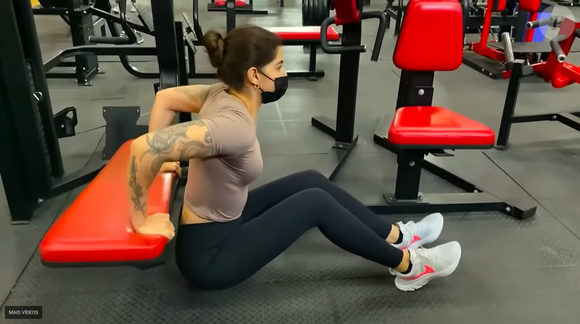 Se você é iniciante, pode fazer o exercício com as pernas dobradas; se é experiente, as pernas estendidas aumentam a dificuldade