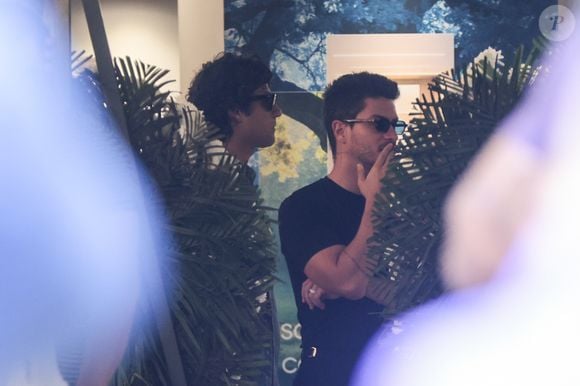 Ex-colegas de elenco em 'Rebelde', Chay Suede e Arthur Aguiar estiveram no velório de Lua Blanco, realizado nesta segunda-feira (19), no Rio de Janeiro. A despedida reuniu familiares, amigos e artistas que acompanharam diferentes momentos da trajetória da atriz e cantora