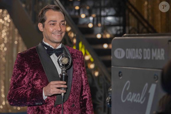 Alfredo confessa paixão por Anita e cogita separação de Teresa