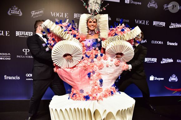 Arquitetura têxtil, performance e fragrância: os bastidores do visual impactante de Deborah Secco no Baile da Vogue.