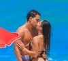 O ator Igor Jansen e a ginasta Julia Soares curtiram uma praia nesta terça-feira (25) ensolarada.