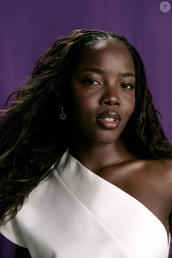 Clara Moneke opina sobre sua relação com a beleza: 'É uma forma de mostrar quem eu sou em diferentes momentos da vida'