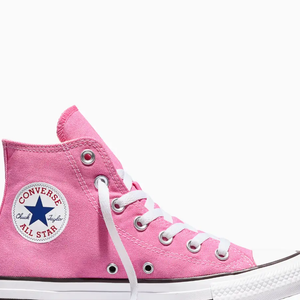 O Converse Chuck Taylor All Star Cano Alto Rosa, vendido por R$ 279,90, resgata a estética esportiva que ajudou a transformar o tênis em peça fashion e combina a delicadeza do rosa com a silhueta clássica do modelo