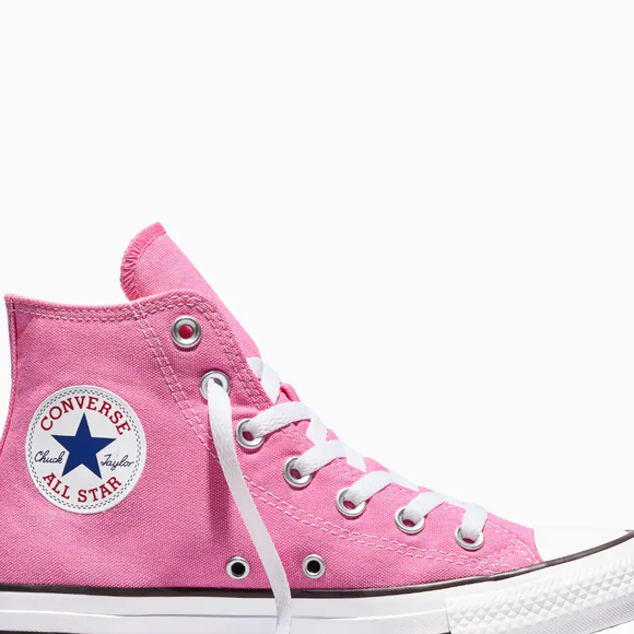 O Converse Chuck Taylor All Star Cano Alto Rosa, vendido por R$ 279,90, resgata a estética esportiva que ajudou a transformar o tênis em peça fashion e combina a delicadeza do rosa com a silhueta clássica do modelo