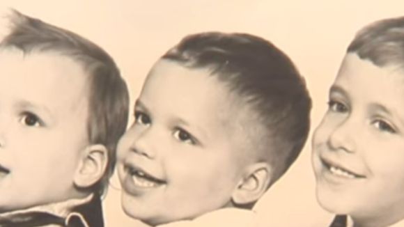 Um desses três irmãos fofos não imaginava que décadas depois seria conhecido em todo mundo por conta da fé. Reconhece?