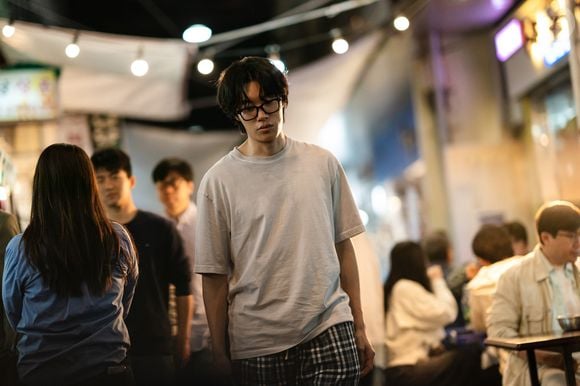A vida de Ryu Jun-yeol vira um completo caos quando ele percebe que alguém roubou sua identidade