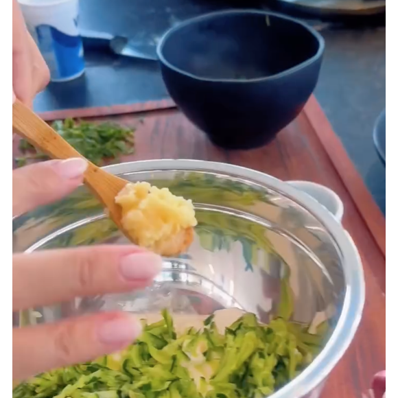 São opcionais o alho e meio limão espremidos - mas que dão um sabor extra para a receita