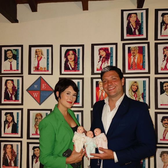 Casal completou a fantasia com três bonecas simbolizando os filhos trigêmeos dos jornalistas, Beatriz, Laura e Vinícius Bonemer