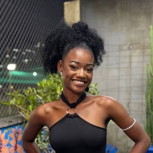 Gravidez e carnaval: rainha de bateria da Beija-Flor, Lorena Raissa desfila grávida aos 18 anos em março de 2025