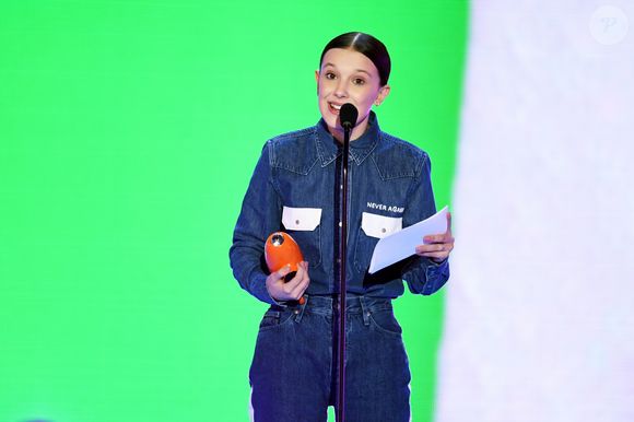 O jeans foi um poderoso aliado de Millie Bobby Brown em diferentes looks