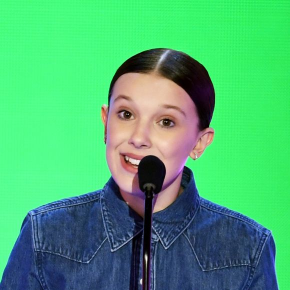O jeans foi um poderoso aliado de Millie Bobby Brown em diferentes looks