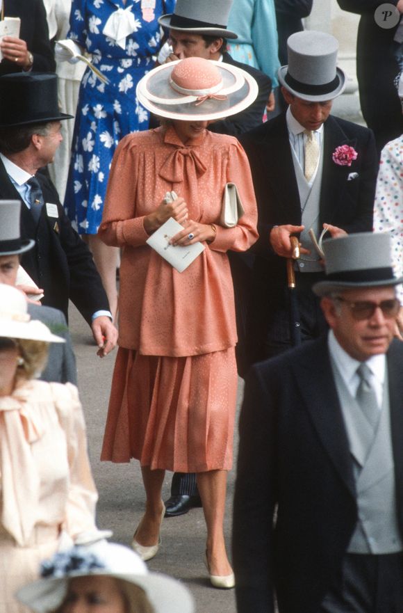 Modelagens fluidas, estampas discretas e cores claras compunham produções perfeitas para passeios turísticos, encontros ou compromissos sociais