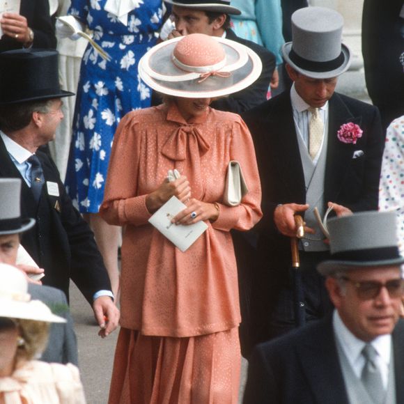 Modelagens fluidas, estampas discretas e cores claras compunham produções perfeitas para passeios turísticos, encontros ou compromissos sociais