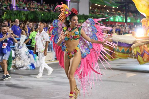 Alane Dias viveu um perrengue na avenida por conta da fantasia, que machucou seu corpo