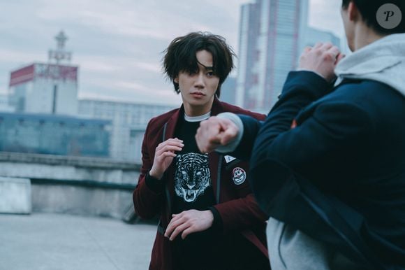 Já em 'Classe dos Heróis Fracos 2', Jun-young vive Seong-je, um vilão e gângster bom de briga e super debochado