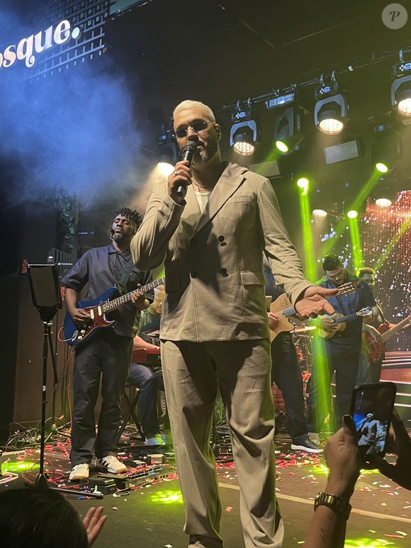 Belo canta a gravação deste samba-enredo e é possível ouvir a voz do artista no final do vídeo postado pela atriz