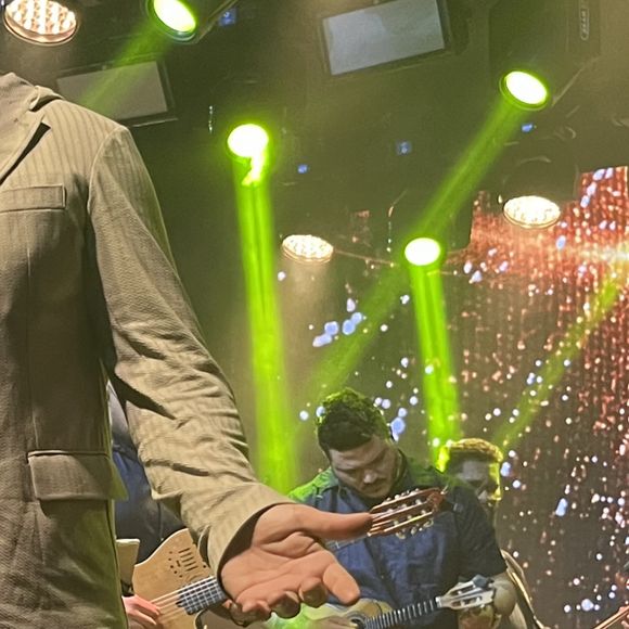Belo canta a gravação deste samba-enredo e é possível ouvir a voz do artista no final do vídeo postado pela atriz