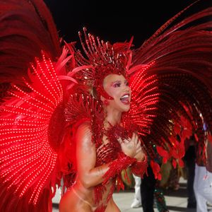 'A Virgínia Fonseca extremamente agoniada e apavorada com o peso do costeiro, a bichinha andando toda envergada e o desfile nem começou’, postou mais um usuário