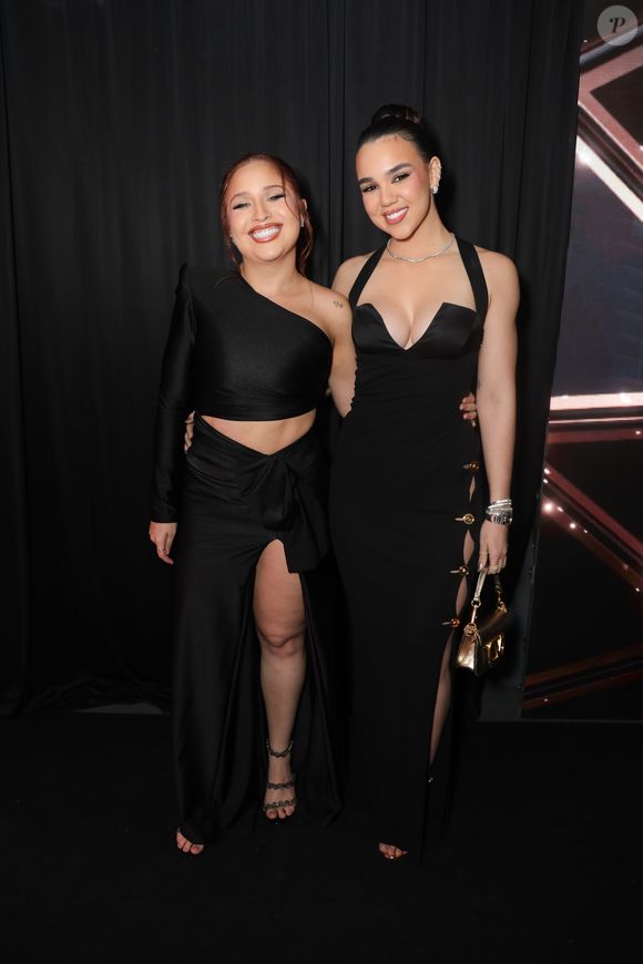 Namoradas, Mari Fernandez e Júlia Ribeiro combinaram all black para a festa de aniversário de 50 anos do jornalista Leo Dias