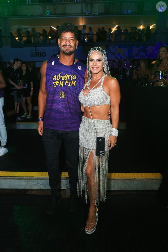 Desfile das Campeãs 2025: Viviane Araújo colocou o corpão para jogo em um conjuntinho prata com franjas