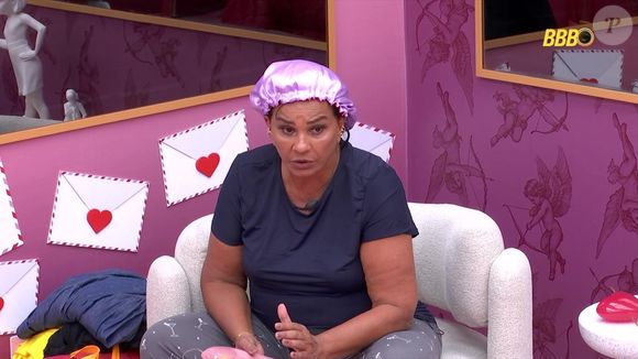 Segundo Elainne Ourives, o confinamento não cria comportamentos novos, mas intensifica traços que já existem e derruba as máscaras sociais mantidas fora da casa