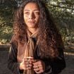 A emocionante despedida de Alice Carvalho após a morte do pai: atriz revela difícil relação familiar e faz reflexão comovente: 'Lutou contra os próprios assombros'