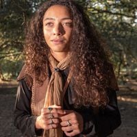 A emocionante despedida de Alice Carvalho após a morte do pai: atriz revela difícil relação familiar e faz reflexão comovente: 'Lutou contra os próprios assombros'