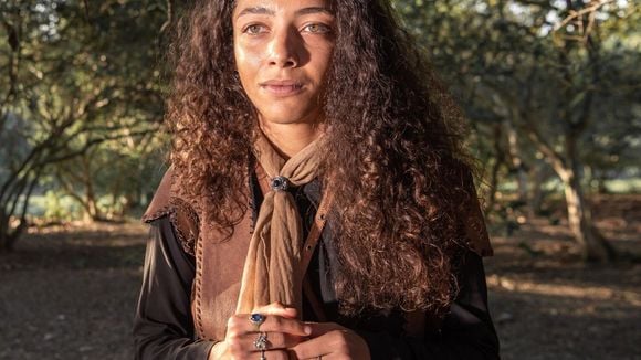 A emocionante despedida de Alice Carvalho após a morte do pai: atriz revela difícil relação familiar e faz reflexão comovente: 'Lutou contra os próprios assombros'