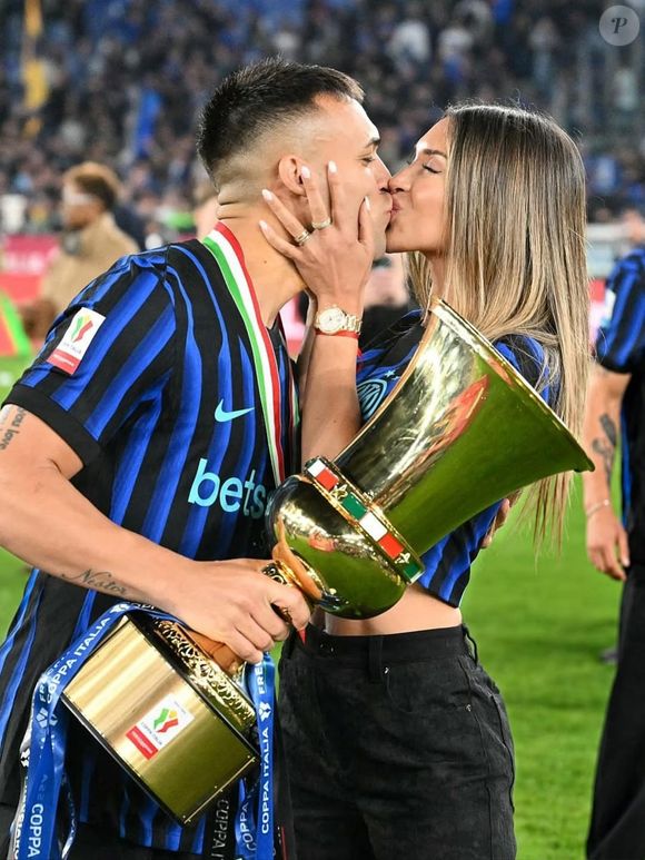 Lautaro Martínez e Agustina Gandolfo começaram a namorar em 2018 e se casaram em 2023. Juntos, tiveram dois filhos e frequentemente compartilham momentos da vida familiar nas redes sociais, tornando-se um dos casais mais populares da seleção argentina