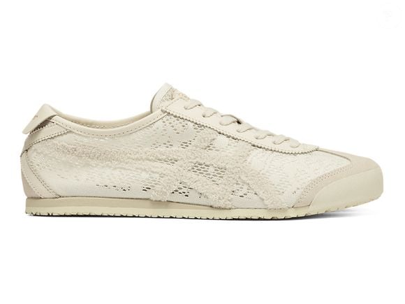 O detalhe de paisley aparece abaixo das tradicionais listras tridimensionais da Onitsuka Tiger, criando contraste entre diferentes texturas na parte superior do tênis