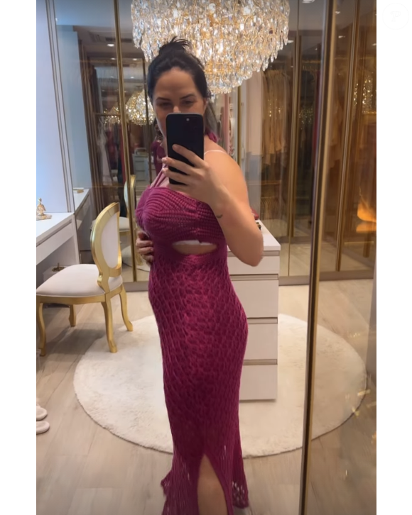 "Aí tenho que fazer esses improvisos, coloquei esse vestido de crochê, que veste super bem e é fácil de amamentar, junto do sutiã", contou