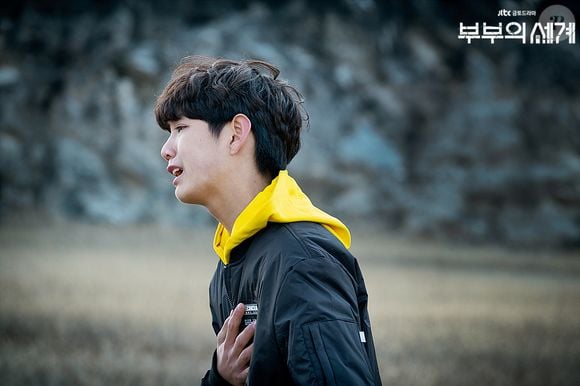 Revoltado com a possibilidade de reconciliação dos pais, Joon-young some e fica 1 ano sem manter contato