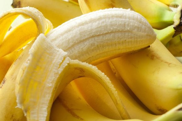 Rica em fibras, a banana ajuda a regular o funcionamento do intestino e a manter o trânsito intestinal saudável