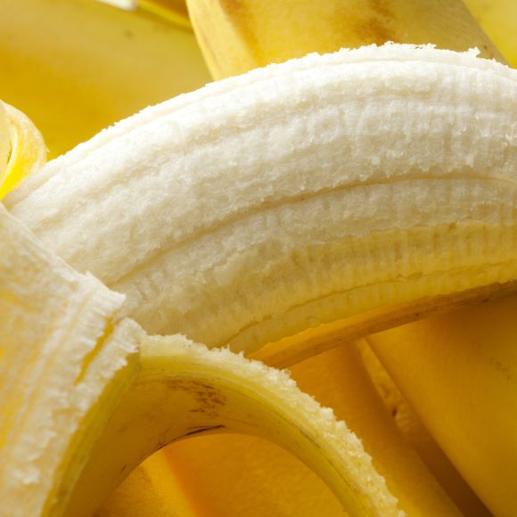 Rica em fibras, a banana ajuda a regular o funcionamento do intestino e a manter o trânsito intestinal saudável