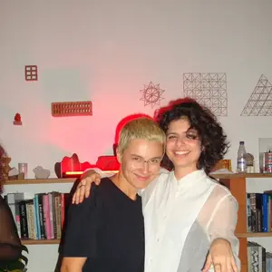 Filha de Débora Bloch namora há 2 anos com a cantora, compositora e clarinetista Maria Beraldo